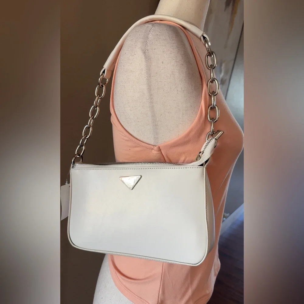 Faux leather trendy chain shoulder bag in cream - Picture 3 of 7